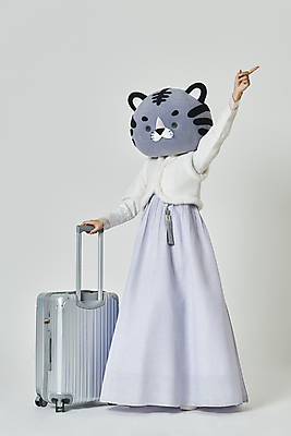 포토 JPG 스튜디오촬영 전신 여자 여행 회색배경 새해 실내 한명 서기 20대 성인 앞모습 옆모습 설날 여행객 캐리어 한국인 가리킴 잡기 호랑이띠 호랑이 한복 노리개 호랑이캐릭터 동물탈 인형탈 성인여자한명만 2022년 임인년 흑호 국내포토 1 한국전통 명절 뷰포인트 동물캐릭터 백그라운드 포유류 모션 전통소품 사람 동양인 손짓 청년 내부 여행가방 회색 십이지신 전통의상 연도 탈 여자한명만 성인여자만 파일형식