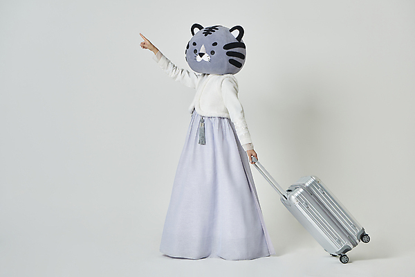 포토 JPG 스튜디오촬영 전신 여자 여행 회색배경 새해 실내 한명 서기 20대 성인 옆모습 설날 여행객 캐리어 한국인 가리킴 잡기 호랑이띠 호랑이 한복 노리개 호랑이캐릭터 동물탈 인형탈 성인여자한명만 2022년 임인년 흑호 국내포토 1 한국전통 명절 뷰포인트 동물캐릭터 백그라운드 포유류 모션 전통소품 사람 동양인 손짓 청년 내부 여행가방 회색 십이지신 전통의상 연도 탈 여자한명만 성인여자만 파일형식