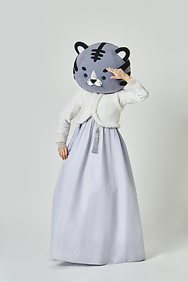 포토 JPG 스튜디오촬영 전신 여자 회색배경 새해 실내 한명 서기 20대 성인 앞모습 설날 한국인 호랑이띠 호랑이 한복 노리개 땀 호랑이캐릭터 닦기 동물탈 인형탈 힘듦 성인여자한명만 2022년 땀흘리기 임인년 흑호 국내포토 1 한국전통 명절 뷰포인트 동물캐릭터 백그라운드 컨셉 포유류 모션 전통소품 사람 동양인 청년 내부 회색 십이지신 전통의상 연도 탈 여자한명만 성인여자만 파일형식