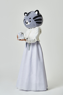 포토 JPG 스튜디오촬영 전신 여자 회색배경 새해 실내 한명 서기 들기 20대 성인 옆모습 설날 한국인 보자기 호랑이띠 호랑이 한복 보따리 노리개 호랑이캐릭터 동물탈 인형탈 성인여자한명만 2022년 설선물 임인년 흑호 국내포토 1 한국전통 명절 뷰포인트 동물캐릭터 백그라운드 포유류 모션 전통소품 사람 동양인 청년 내부 회색 십이지신 전통의상 연도 탈 여자한명만 성인여자만 파일형식 천_직물 명절선물