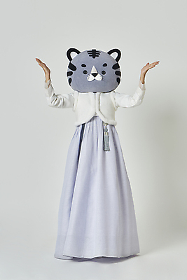 포토 JPG 스튜디오촬영 전신 여자 회색배경 팔벌리기 새해 실내 한명 서기 손짓 20대 성인 앞모습 설날 한국인 호랑이띠 호랑이 한복 호기심 노리개 호랑이캐릭터 동물탈 인형탈 성인여자한명만 2022년 임인년 흑호 국내포토 1 한국전통 명절 감정 뷰포인트 동물캐릭터 백그라운드 컨셉 포유류 모션 전통소품 사람 동양인 청년 내부 회색 십이지신 전통의상 연도 탈 여자한명만 성인여자만 파일형식