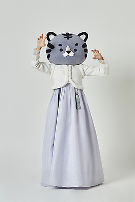 포토 JPG 스튜디오촬영 전신 여자 장난 회색배경 새해 실내 한명 서기 손짓 20대 성인 앞모습 설날 한국인 호랑이띠 호랑이 한복 노리개 호랑이캐릭터 놀래키기 동물탈 인형탈 성인여자한명만 2022년 임인년 흑호 국내포토 1 한국전통 명절 뷰포인트 동물캐릭터 백그라운드 포유류 모션 전통소품 사람 동양인 청년 내부 회색 십이지신 전통의상 연도 탈 여자한명만 성인여자만 파일형식