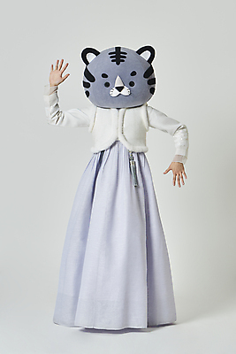 포토 JPG 스튜디오촬영 전신 여자 회색배경 새해 실내 한명 서기 손짓 20대 성인 앞모습 설날 놀람 한국인 호랑이띠 호랑이 한복 노리개 호랑이캐릭터 동물탈 인형탈 성인여자한명만 2022년 임인년 흑호 국내포토 1 한국전통 명절 감정 뷰포인트 동물캐릭터 백그라운드 포유류 모션 전통소품 표정 사람 동양인 청년 내부 회색 십이지신 전통의상 연도 탈 여자한명만 성인여자만 파일형식