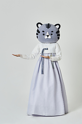 포토 JPG 스튜디오촬영 전신 여자 회색배경 새해 안내 실내 한명 서기 20대 성인 앞모습 설날 한국인 가리킴 호랑이띠 호랑이 한복 노리개 호랑이캐릭터 동물탈 인형탈 성인여자한명만 2022년 임인년 흑호 국내포토 1 한국전통 명절 뷰포인트 동물캐릭터 백그라운드 포유류 모션 전통소품 사람 동양인 손짓 청년 내부 회색 십이지신 전통의상 연도 탈 여자한명만 성인여자만 파일형식