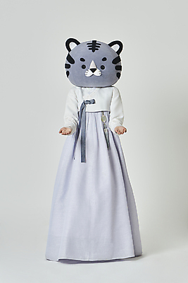 포토 JPG 스튜디오촬영 전신 여자 회색배경 새해 실내 한명 서기 손짓 20대 성인 앞모습 설날 한국인 호랑이띠 호랑이 한복 손내밀기 노리개 호랑이캐릭터 동물탈 인형탈 성인여자한명만 2022년 임인년 흑호 국내포토 1 한국전통 명절 뷰포인트 동물캐릭터 백그라운드 포유류 모션 전통소품 사람 동양인 청년 내부 회색 십이지신 전통의상 연도 탈 여자한명만 성인여자만 파일형식