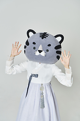 포토 JPG 스튜디오촬영 여자 회색배경 팔벌리기 새해 실내 한명 손짓 상반신 20대 성인 앞모습 설날 놀람 한국인 호랑이띠 호랑이 한복 노리개 호랑이캐릭터 동물탈 인형탈 성인여자한명만 2022년 임인년 흑호 국내포토 1 한국전통 명절 감정 뷰포인트 동물캐릭터 백그라운드 포유류 모션 전통소품 표정 사람 동양인 청년 내부 회색 십이지신 전통의상 연도 탈 여자한명만 성인여자만 파일형식