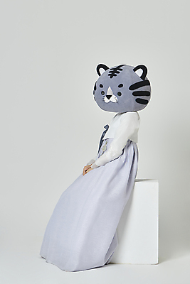 포토 JPG 스튜디오촬영 전신 여자 회색배경 새해 실내 한명 20대 성인 옆모습 설날 한국인 호랑이띠 호랑이 한복 호랑이캐릭터 손모으기 걸터앉기 동물탈 인형탈 성인여자한명만 2022년 임인년 흑호 국내포토 1 한국전통 명절 뷰포인트 동물캐릭터 백그라운드 포유류 사람 앉기 동양인 손짓 청년 내부 회색 십이지신 전통의상 연도 탈 여자한명만 성인여자만 파일형식