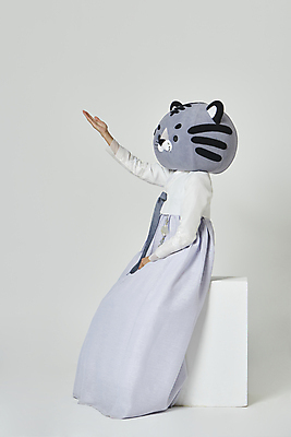 포토 JPG 스튜디오촬영 전신 여자 회색배경 새해 실내 한명 20대 성인 옆모습 설날 손들기 한국인 가리킴 호랑이띠 호랑이 한복 호랑이캐릭터 걸터앉기 동물탈 인형탈 성인여자한명만 2022년 임인년 흑호 국내포토 1 한국전통 명절 뷰포인트 동물캐릭터 백그라운드 포유류 모션 사람 앉기 동양인 손짓 청년 내부 회색 십이지신 전통의상 연도 탈 여자한명만 성인여자만 파일형식