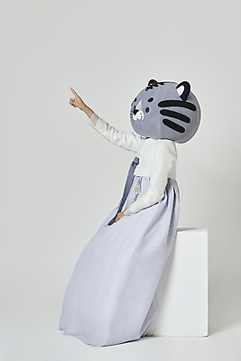 포토 JPG 스튜디오촬영 전신 여자 회색배경 새해 실내 한명 20대 성인 옆모습 설날 한국인 가리킴 호랑이띠 호랑이 한복 호랑이캐릭터 걸터앉기 동물탈 인형탈 성인여자한명만 2022년 임인년 흑호 국내포토 1 한국전통 명절 뷰포인트 동물캐릭터 백그라운드 포유류 사람 앉기 동양인 손짓 청년 내부 회색 십이지신 전통의상 연도 탈 여자한명만 성인여자만 파일형식