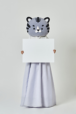 포토 JPG 스튜디오촬영 전신 배너 여자 회색배경 새해 사각프레임 실내 한명 서기 들기 20대 성인 앞모습 설날 한국인 호랑이띠 호랑이 한복 호랑이캐릭터 동물탈 인형탈 성인여자한명만 2022년 임인년 흑호 국내포토 1 한국전통 명절 뷰포인트 동물캐릭터 백그라운드 포유류 모션 프레임 사람 동양인 청년 내부 사각형 회색 십이지신 전통의상 연도 탈 여자한명만 성인여자만 파일형식