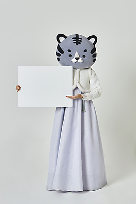 포토 JPG 스튜디오촬영 전신 배너 여자 회색배경 새해 안내 사각프레임 실내 한명 서기 들기 20대 성인 앞모습 설날 한국인 가리킴 호랑이띠 호랑이 한복 호랑이캐릭터 동물탈 인형탈 성인여자한명만 2022년 임인년 흑호 국내포토 1 한국전통 명절 뷰포인트 동물캐릭터 백그라운드 포유류 모션 프레임 사람 동양인 손짓 청년 내부 사각형 회색 십이지신 전통의상 연도 탈 여자한명만 성인여자만 파일형식