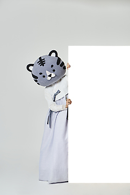 포토 JPG 스튜디오촬영 전신 배너 여자 회색배경 새해 사각프레임 실내 한명 서기 20대 성인 앞모습 설날 한국인 잡기 호랑이띠 호랑이 한복 호랑이캐릭터 동물탈 인형탈 성인여자한명만 2022년 나오기 임인년 흑호 국내포토 1 한국전통 명절 뷰포인트 동물캐릭터 백그라운드 포유류 모션 프레임 사람 동양인 청년 내부 사각형 회색 십이지신 전통의상 연도 탈 여자한명만 성인여자만 파일형식