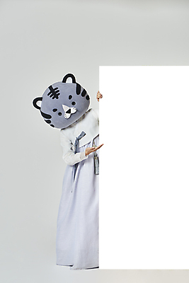 포토 JPG 스튜디오촬영 전신 배너 여자 회색배경 새해 사각프레임 실내 한명 서기 20대 성인 앞모습 설날 한국인 잡기 호랑이띠 호랑이 한복 호랑이캐릭터 동물탈 인형탈 성인여자한명만 2022년 나오기 임인년 흑호 국내포토 1 한국전통 명절 뷰포인트 동물캐릭터 백그라운드 포유류 모션 프레임 사람 동양인 청년 내부 사각형 회색 십이지신 전통의상 연도 탈 여자한명만 성인여자만 파일형식