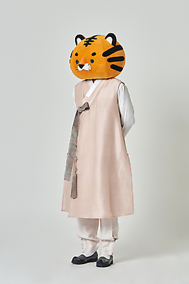 포토 JPG 스튜디오촬영 전신 남자 회색배경 새해 실내 한명 서기 20대 성인 옆모습 설날 한국인 호랑이띠 호랑이 한복 뒷짐 호랑이캐릭터 동물탈 인형탈 성인남자한명만 2022년 임인년 국내포토 1 한국전통 명절 뷰포인트 동물캐릭터 백그라운드 포유류 모션 사람 동양인 청년 내부 회색 십이지신 전통의상 연도 탈 남자한명만 성인남자만 파일형식