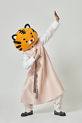 포토 JPG 스튜디오촬영 전신 남자 회색배경 새해 실내 한명 서기 20대 성인 앞모습 설날 한국인 호랑이띠 호랑이 한복 거절 손내밀기 호랑이캐릭터 동물탈 인형탈 성인남자한명만 2022년 임인년 국내포토 1 한국전통 명절 뷰포인트 동물캐릭터 백그라운드 컨셉 포유류 모션 사람 동양인 손짓 청년 내부 회색 십이지신 전통의상 연도 탈 남자한명만 성인남자만 파일형식