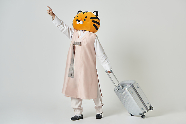 포토 JPG 스튜디오촬영 전신 남자 여행 회색배경 새해 실내 한명 20대 성인 옆모습 설날 여행객 캐리어 한국인 가리킴 잡기 호랑이띠 호랑이 한복 호랑이캐릭터 동물탈 인형탈 성인남자한명만 2022년 임인년 국내포토 1 한국전통 명절 뷰포인트 동물캐릭터 백그라운드 포유류 모션 사람 동양인 손짓 청년 내부 여행가방 회색 십이지신 전통의상 연도 탈 남자한명만 성인남자만 파일형식