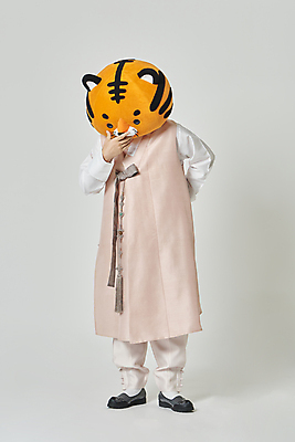 포토 JPG 스튜디오촬영 전신 남자 생각 회색배경 새해 실내 고개숙이기 한명 서기 20대 성인 앞모습 설날 한국인 호랑이띠 호랑이 한복 고민 뒷짐 호랑이캐릭터 동물탈 인형탈 성인남자한명만 2022년 임인년 국내포토 1 한국전통 명절 감정 뷰포인트 동물캐릭터 백그라운드 포유류 모션 숙이기 사람 동양인 청년 내부 회색 십이지신 전통의상 연도 탈 남자한명만 성인남자만 파일형식