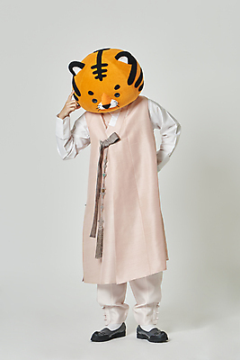 포토 JPG 스튜디오촬영 전신 남자 회색배경 새해 실내 고개숙이기 한명 서기 손짓 20대 성인 앞모습 설날 한국인 호랑이띠 호랑이 한복 고민 뒷짐 호랑이캐릭터 동물탈 인형탈 성인남자한명만 2022년 임인년 국내포토 1 한국전통 명절 감정 뷰포인트 동물캐릭터 백그라운드 포유류 모션 숙이기 사람 동양인 청년 내부 회색 십이지신 전통의상 연도 탈 남자한명만 성인남자만 파일형식