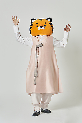 포토 JPG 스튜디오촬영 전신 남자 회색배경 팔벌리기 새해 실내 한명 서기 20대 성인 앞모습 설날 놀람 한국인 호랑이띠 호랑이 한복 호랑이캐릭터 동물탈 인형탈 성인남자한명만 2022년 임인년 국내포토 1 한국전통 명절 감정 뷰포인트 동물캐릭터 백그라운드 포유류 모션 표정 사람 동양인 청년 내부 회색 십이지신 전통의상 연도 탈 남자한명만 성인남자만 파일형식