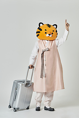 포토 JPG 스튜디오촬영 전신 남자 여행 회색배경 새해 실내 한명 서기 20대 성인 앞모습 설날 여행객 캐리어 한국인 가리킴 잡기 호랑이띠 호랑이 한복 호랑이캐릭터 동물탈 인형탈 성인남자한명만 2022년 임인년 국내포토 1 한국전통 명절 뷰포인트 동물캐릭터 백그라운드 포유류 모션 사람 동양인 손짓 청년 내부 여행가방 회색 십이지신 전통의상 연도 탈 남자한명만 성인남자만 파일형식