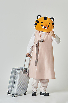 포토 JPG 스튜디오촬영 전신 남자 여행 회색배경 새해 실내 한명 서기 20대 성인 앞모습 설날 여행객 캐리어 한국인 잡기 호랑이띠 호랑이 한복 호랑이캐릭터 따봉 동물탈 인형탈 성인남자한명만 2022년 임인년 국내포토 1 한국전통 명절 뷰포인트 동물캐릭터 백그라운드 포유류 모션 사람 동양인 청년 내부 여행가방 회색 십이지신 최고 전통의상 연도 탈 남자한명만 성인남자만 파일형식