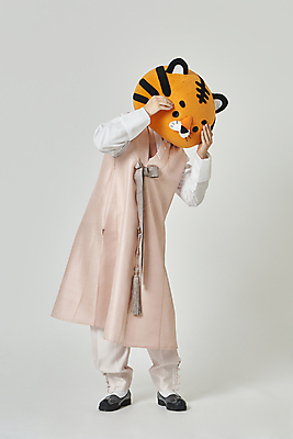 포토 JPG 스튜디오촬영 전신 남자 회색배경 새해 실내 한명 서기 20대 성인 앞모습 설날 한국인 호랑이띠 호랑이 한복 수줍음 엿보기 호랑이캐릭터 동물탈 인형탈 성인남자한명만 2022년 임인년 국내포토 1 한국전통 명절 감정 뷰포인트 동물캐릭터 백그라운드 포유류 모션 사람 동양인 청년 내부 회색 십이지신 전통의상 연도 탈 남자한명만 성인남자만 파일형식