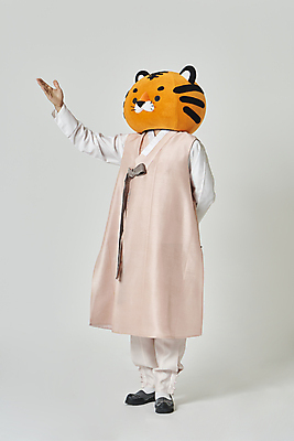 포토 JPG 스튜디오촬영 전신 남자 회색배경 새해 실내 한명 서기 20대 성인 옆모습 설날 손들기 한국인 가리킴 호랑이띠 호랑이 한복 뒷짐 호랑이캐릭터 동물탈 인형탈 성인남자한명만 2022년 임인년 국내포토 1 한국전통 명절 뷰포인트 동물캐릭터 백그라운드 포유류 모션 사람 동양인 손짓 청년 내부 회색 십이지신 전통의상 연도 탈 남자한명만 성인남자만 파일형식