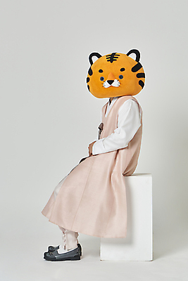 포토 JPG 스튜디오촬영 전신 남자 회색배경 새해 실내 한명 앉기 20대 성인 옆모습 설날 한국인 호랑이띠 호랑이 한복 호랑이캐릭터 손모으기 동물탈 인형탈 성인남자한명만 2022년 임인년 국내포토 1 한국전통 명절 뷰포인트 동물캐릭터 백그라운드 포유류 모션 사람 동양인 손짓 청년 내부 회색 십이지신 전통의상 연도 탈 남자한명만 성인남자만 파일형식