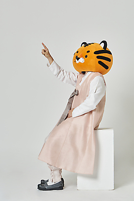 포토 JPG 스튜디오촬영 전신 남자 회색배경 새해 실내 한명 앉기 20대 성인 옆모습 설날 한국인 가리킴 호랑이띠 호랑이 한복 호랑이캐릭터 동물탈 인형탈 성인남자한명만 2022년 임인년 국내포토 1 한국전통 명절 뷰포인트 동물캐릭터 백그라운드 포유류 모션 사람 동양인 손짓 청년 내부 회색 십이지신 전통의상 연도 탈 남자한명만 성인남자만 파일형식