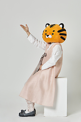 포토 JPG 스튜디오촬영 전신 남자 회색배경 새해 실내 한명 앉기 20대 성인 옆모습 설날 한국인 가리킴 호랑이띠 호랑이 한복 호랑이캐릭터 동물탈 인형탈 성인남자한명만 2022년 임인년 국내포토 1 한국전통 명절 뷰포인트 동물캐릭터 백그라운드 포유류 모션 사람 동양인 손짓 청년 내부 회색 십이지신 전통의상 연도 탈 남자한명만 성인남자만 파일형식