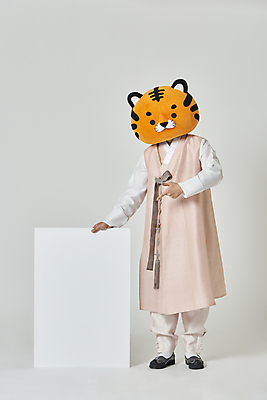 포토 JPG 스튜디오촬영 전신 배너 남자 회색배경 새해 사각프레임 실내 한명 서기 20대 성인 앞모습 설날 한국인 가리킴 잡기 호랑이띠 호랑이 한복 호랑이캐릭터 동물탈 인형탈 성인남자한명만 2022년 임인년 국내포토 1 한국전통 명절 뷰포인트 동물캐릭터 백그라운드 포유류 모션 프레임 사람 동양인 손짓 청년 내부 사각형 회색 십이지신 전통의상 연도 탈 남자한명만 성인남자만 파일형식