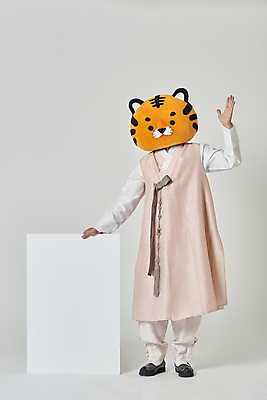 포토 JPG 스튜디오촬영 전신 배너 남자 회색배경 새해 사각프레임 실내 한명 서기 20대 성인 앞모습 설날 한국인 잡기 호랑이띠 호랑이 한복 호랑이캐릭터 손인사 동물탈 인형탈 성인남자한명만 2022년 임인년 국내포토 1 한국전통 명절 뷰포인트 동물캐릭터 백그라운드 포유류 모션 프레임 사람 동양인 청년 내부 사각형 회색 십이지신 인사 전통의상 연도 탈 남자한명만 성인남자만 파일형식