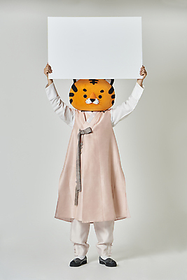 포토 JPG 스튜디오촬영 전신 배너 남자 회색배경 새해 사각프레임 실내 한명 서기 들기 20대 성인 앞모습 설날 한국인 호랑이띠 호랑이 한복 호랑이캐릭터 동물탈 인형탈 성인남자한명만 2022년 임인년 국내포토 1 한국전통 명절 뷰포인트 동물캐릭터 백그라운드 포유류 모션 프레임 사람 동양인 청년 내부 사각형 회색 십이지신 전통의상 연도 탈 남자한명만 성인남자만 파일형식