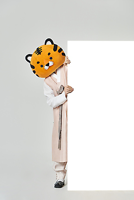 포토 JPG 스튜디오촬영 전신 배너 남자 회색배경 새해 사각프레임 실내 한명 서기 20대 성인 앞모습 설날 한국인 잡기 호랑이띠 호랑이 한복 호랑이캐릭터 동물탈 인형탈 성인남자한명만 2022년 나오기 임인년 국내포토 1 한국전통 명절 뷰포인트 동물캐릭터 백그라운드 포유류 모션 프레임 사람 동양인 청년 내부 사각형 회색 십이지신 전통의상 연도 탈 남자한명만 성인남자만 파일형식