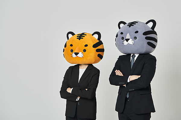 포토 JPG 스튜디오촬영 여자 남자 회색배경 새해 실내 정장 상반신 20대 성인 두명 옆모습 팔짱 한국인 비즈니스맨 비즈니스우먼 호랑이띠 호랑이 호랑이캐릭터 동물탈 인형탈 성인만 2022년 임인년 흑호 국내포토 옷 뷰포인트 동물캐릭터 백그라운드 비즈니스 포유류 모션 사람 동양인 청년 내부 회색 십이지신 직장인 연도 탈 파일형식