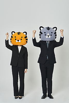 포토 JPG 스튜디오촬영 전신 여자 남자 회색배경 새해 실내 서기 정장 20대 성인 두명 앞모습 파이팅 주먹 한국인 비즈니스맨 비즈니스우먼 호랑이띠 호랑이 호랑이캐릭터 동물탈 인형탈 성인만 2022년 임인년 흑호 국내포토 옷 뷰포인트 동물캐릭터 백그라운드 비즈니스 포유류 모션 사람 동양인 청년 내부 회색 십이지신 직장인 연도 탈 파일형식
