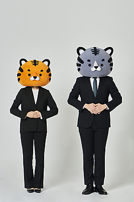 포토 JPG 스튜디오촬영 전신 여자 남자 회색배경 새해 실내 서기 정장 20대 성인 두명 앞모습 한국인 비즈니스맨 비즈니스우먼 호랑이띠 호랑이 호랑이캐릭터 손모으기 동물탈 인형탈 성인만 2022년 임인년 흑호 국내포토 옷 뷰포인트 동물캐릭터 백그라운드 비즈니스 포유류 모션 사람 동양인 손짓 청년 내부 회색 십이지신 직장인 연도 탈 파일형식