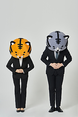 포토 JPG 스튜디오촬영 전신 여자 남자 회색배경 새해 실내 서기 정장 20대 성인 두명 앞모습 한국인 비즈니스맨 비즈니스우먼 호랑이띠 호랑이 호랑이캐릭터 동물탈 배꼽인사 인형탈 성인만 2022년 임인년 흑호 국내포토 옷 뷰포인트 동물캐릭터 백그라운드 비즈니스 포유류 모션 사람 동양인 청년 내부 회색 십이지신 인사 직장인 연도 탈 파일형식