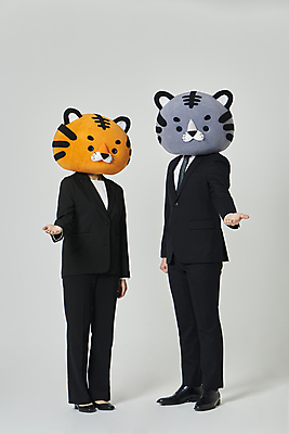 포토 JPG 스튜디오촬영 전신 여자 남자 회색배경 새해 실내 서기 정장 20대 성인 두명 옆모습 한국인 가리킴 비즈니스맨 비즈니스우먼 호랑이띠 호랑이 손내밀기 호랑이캐릭터 동물탈 인형탈 성인만 2022년 임인년 흑호 국내포토 옷 뷰포인트 동물캐릭터 백그라운드 비즈니스 포유류 모션 사람 동양인 손짓 청년 내부 회색 십이지신 직장인 연도 탈 파일형식