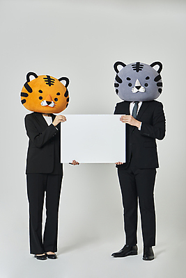 포토 JPG 스튜디오촬영 전신 배너 여자 남자 회색배경 새해 사각프레임 실내 서기 들기 정장 20대 성인 두명 앞모습 한국인 비즈니스맨 비즈니스우먼 호랑이띠 호랑이 호랑이캐릭터 동물탈 인형탈 성인만 2022년 임인년 흑호 국내포토 옷 뷰포인트 동물캐릭터 백그라운드 비즈니스 포유류 모션 프레임 사람 동양인 청년 내부 사각형 회색 십이지신 직장인 연도 탈 파일형식