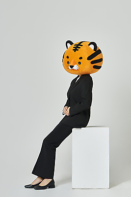 포토 JPG 스튜디오촬영 전신 여자 비즈니스 회색배경 새해 실내 한명 정장 20대 성인 옆모습 한국인 비즈니스우먼 호랑이띠 호랑이 호랑이캐릭터 손모으기 걸터앉기 동물탈 인형탈 성인여자한명만 2022년 임인년 국내포토 1 옷 뷰포인트 동물캐릭터 백그라운드 포유류 사람 앉기 동양인 손짓 청년 내부 회색 십이지신 직장인 연도 탈 여자한명만 성인여자만 파일형식