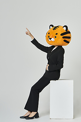 포토 JPG 스튜디오촬영 전신 여자 비즈니스 회색배경 새해 실내 한명 정장 20대 성인 옆모습 한국인 가리킴 비즈니스우먼 호랑이띠 호랑이 호랑이캐릭터 걸터앉기 동물탈 인형탈 성인여자한명만 2022년 임인년 국내포토 1 옷 뷰포인트 동물캐릭터 백그라운드 포유류 사람 앉기 동양인 손짓 청년 내부 회색 십이지신 직장인 연도 탈 여자한명만 성인여자만 파일형식