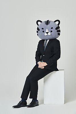 포토 JPG 스튜디오촬영 전신 남자 회색배경 새해 실내 한명 정장 20대 성인 앞모습 옆모습 한국인 비즈니스맨 호랑이띠 호랑이 호랑이캐릭터 손모으기 걸터앉기 동물탈 인형탈 성인남자한명만 2022년 임인년 흑호 국내포토 1 옷 뷰포인트 동물캐릭터 백그라운드 비즈니스 포유류 사람 앉기 동양인 손짓 청년 내부 회색 십이지신 직장인 연도 탈 남자한명만 성인남자만 파일형식