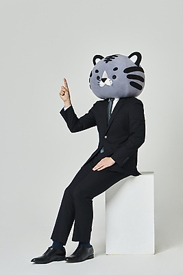 포토 JPG 스튜디오촬영 전신 남자 회색배경 새해 실내 한명 정장 20대 성인 옆모습 한국인 가리킴 비즈니스맨 호랑이띠 호랑이 호랑이캐릭터 걸터앉기 동물탈 인형탈 성인남자한명만 2022년 임인년 흑호 국내포토 1 옷 뷰포인트 동물캐릭터 백그라운드 비즈니스 포유류 사람 앉기 동양인 손짓 청년 내부 회색 십이지신 직장인 연도 탈 남자한명만 성인남자만 파일형식