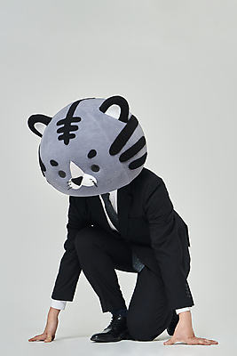 포토 JPG 스튜디오촬영 전신 남자 회색배경 새해 실내 한명 정장 20대 성인 옆모습 한국인 비즈니스맨 호랑이띠 호랑이 무릎꿇기 호랑이캐릭터 준비자세 동물탈 인형탈 성인남자한명만 2022년 임인년 흑호 국내포토 1 옷 뷰포인트 동물캐릭터 포즈 백그라운드 비즈니스 포유류 모션 사람 동양인 청년 내부 회색 십이지신 직장인 연도 준비 탈 남자한명만 성인남자만 파일형식