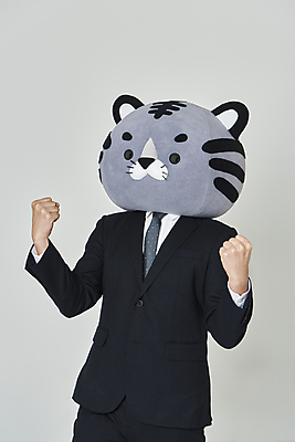 포토 JPG 스튜디오촬영 남자 회색배경 새해 실내 한명 정장 상반신 20대 성인 앞모습 파이팅 주먹 한국인 비즈니스맨 호랑이띠 호랑이 호랑이캐릭터 동물탈 인형탈 성인남자한명만 2022년 임인년 흑호 국내포토 1 옷 뷰포인트 동물캐릭터 백그라운드 비즈니스 포유류 모션 사람 동양인 청년 내부 회색 십이지신 직장인 연도 탈 남자한명만 성인남자만 파일형식