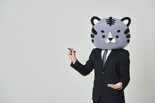 포토 JPG 스튜디오촬영 남자 회색배경 새해 실내 설명 한명 들기 정장 상반신 20대 성인 앞모습 만년필 한국인 비즈니스맨 호랑이띠 호랑이 호랑이캐릭터 동물탈 인형탈 성인남자한명만 2022년 임인년 흑호 국내포토 1 옷 뷰포인트 동물캐릭터 백그라운드 비즈니스 포유류 모션 사람 동양인 청년 내부 펜 회색 십이지신 직장인 연도 탈 남자한명만 성인남자만 파일형식