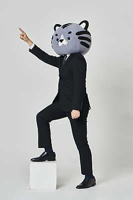 포토 JPG 스튜디오촬영 전신 남자 회색배경 새해 실내 한명 서기 정장 20대 성인 옆모습 한국인 가리킴 비즈니스맨 호랑이띠 호랑이 호랑이캐릭터 밟기 동물탈 인형탈 성인남자한명만 2022년 임인년 흑호 국내포토 1 옷 뷰포인트 동물캐릭터 백그라운드 비즈니스 포유류 모션 사람 동양인 손짓 청년 내부 회색 십이지신 직장인 연도 탈 남자한명만 성인남자만 파일형식