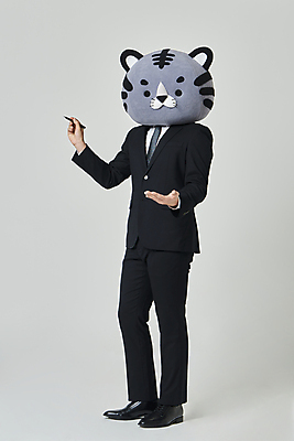 포토 JPG 스튜디오촬영 전신 남자 회색배경 새해 실내 설명 한명 서기 들기 정장 20대 성인 옆모습 만년필 한국인 비즈니스맨 호랑이띠 호랑이 손내밀기 호랑이캐릭터 동물탈 인형탈 성인남자한명만 2022년 임인년 흑호 국내포토 1 옷 뷰포인트 동물캐릭터 백그라운드 비즈니스 포유류 모션 사람 동양인 손짓 청년 내부 펜 회색 십이지신 직장인 연도 탈 남자한명만 성인남자만 파일형식