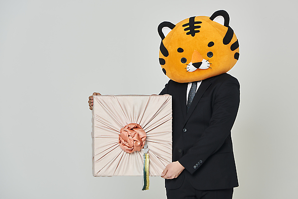 포토 JPG 스튜디오촬영 남자 회색배경 새해 실내 한명 들기 정장 상반신 20대 성인 앞모습 한국인 보자기 비즈니스맨 호랑이띠 호랑이 보따리 호랑이캐릭터 동물탈 인형탈 성인남자한명만 2022년 설선물 임인년 국내포토 1 옷 뷰포인트 동물캐릭터 백그라운드 비즈니스 포유류 모션 사람 동양인 청년 내부 회색 십이지신 직장인 연도 탈 남자한명만 성인남자만 파일형식 천_직물 명절선물